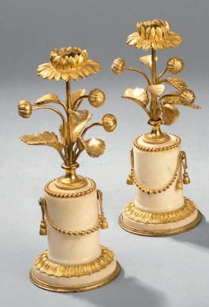 null Deux flambeaux représentant une fleur de bronze redorée, sur une base cylindrique...