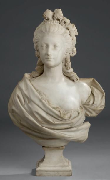 null Buste de dame de qualité en marbre blanc sculpté, avec coiffe de plumes, de...