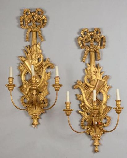 null Paire d'appliques à trois bras de lumières, en plâtre sculpté doré à décor de...