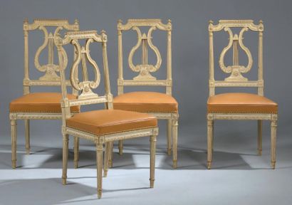 null Quatre chaises en bois laqué sculpté à dossier ajouré d'une lyre, montants en...