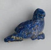 null Amulette en forme d'oiseau couché, la tête tournée vers la droite. Lapis-lazuli....