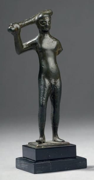 null Statuette représentant Hercule nu imberbe brandissant la massue. Bronze à patine...