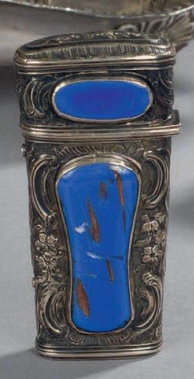 null Étui en argent ciselé, appliqué de verre aventuriné. XVIIIe siècle (peut-être...