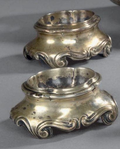 null Paire de salières ovales en argent, posant sur enroulement. Paris, 1750. Maître...