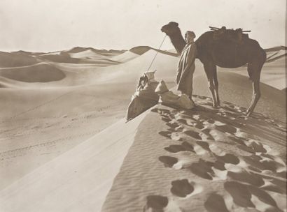 LEHNERT & LANDROCK Tunisie, c. 1910. Déserts. Portraits. Cinq épreuves argentiques...