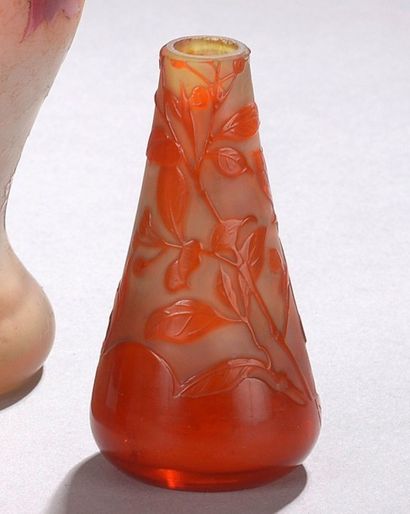Émile GALLÉ (1846-1904) Vase conique (col coupé). Épreuve en verre doublé orange...
