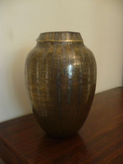 Fernand GRANGE Vase en dinanderie de cuivre à corps ovoïde et col galbé à incrustations...