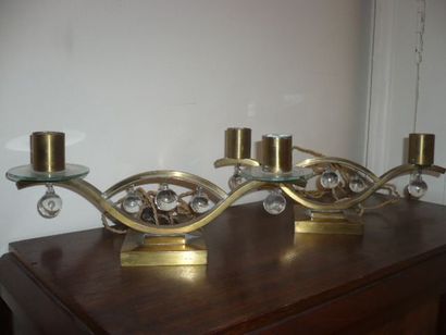 TRAVAIL FRANÇAIS 1930-1940 Paire de bouts de table à deux bras de lumière en bronze...