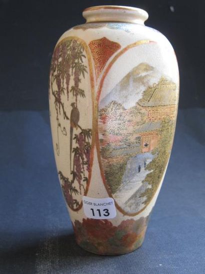 null Vase japonais en faïence à décor de paysages et personnages.