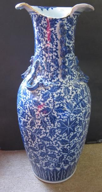 null Potiche en porcelaine à décor en blanc bleu, Chine. Cassée.