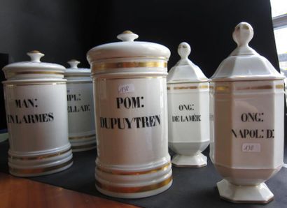 null Trois paires de pots à pharmacie blanc et or.Paris, XIXe siècle.