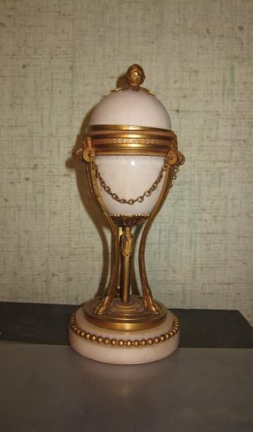 null Paire de cassolettes en bronze doré et porcelaine. Style Louis XVI.