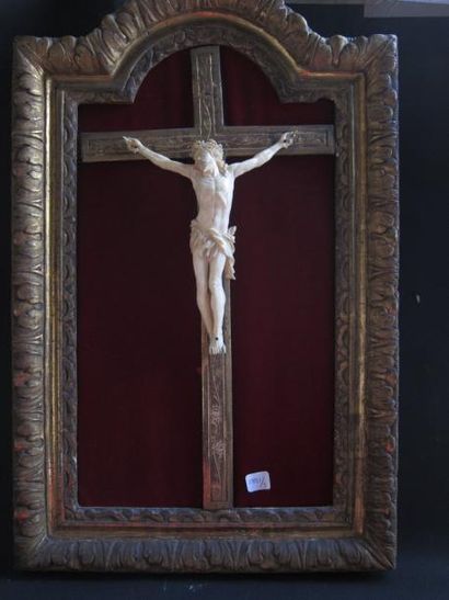 null Christ en ivoire, cadre en bois doré