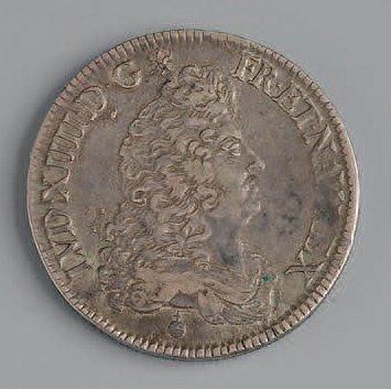 null ½ Écu Carambole. Amiens. 1685. (Dr. 537B). Arg. 18,70 g. Très Beau. Un peu rare....
