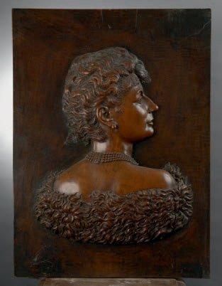 null Portrait présumé de Sarah Bernhardt Bas relief en noyer sculpté, signé Pascucci,...