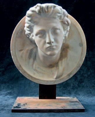 null Tête de jeune homme Médaillon en haut relief, marbre, diam.: 23 cm