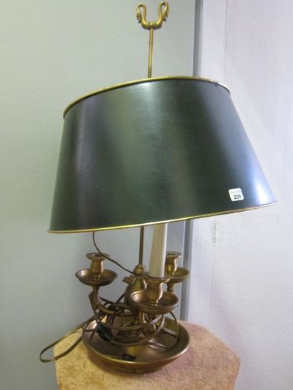 null Une lampe de bouillotte en bronze doré à trois lumières et abat-jour en tôle...