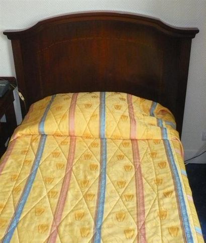 null Tête de lit simple en bois teinté acajou, décor de frises de losanges, style...