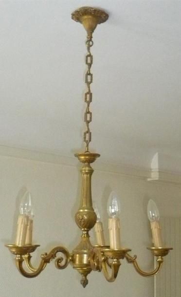 null Lot de lustres dorés à cinq lumières à fût balustre style Louis XV, 40 cm.