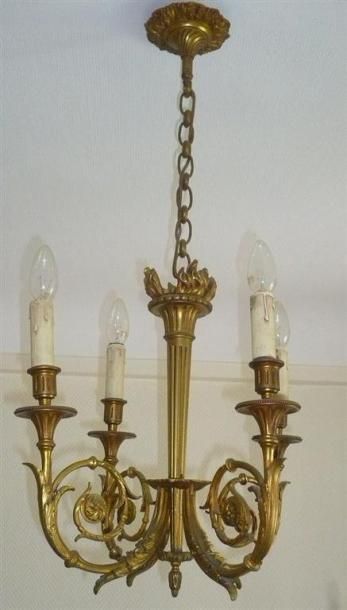 null Lustre à quatre lumières à enroulements, décor de carquois style Louis XVI,...