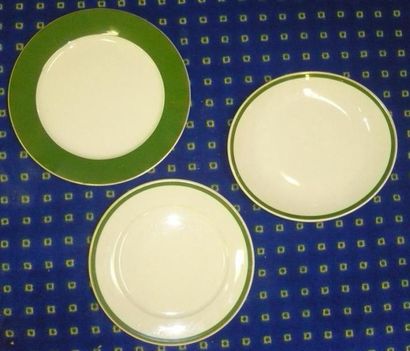 null Service en porcelaine de Pillivuyt à liseré vert: assiettes ovales (10 environ),...