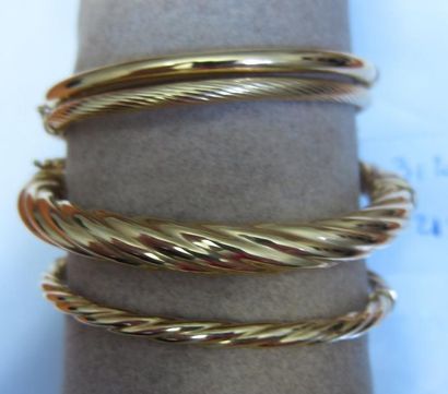 null Lot de quatre bracelet joncs rigides en or jaune. Poids brut: 38 grs.