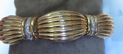null Bracelet articulé en or jaune godronné orné de six petites lignes de brillants....