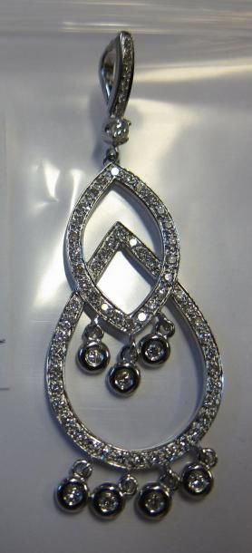 null Pendentif "entrelacs" en or gris, serti de brillants. Poids: 6 grs