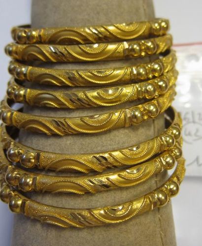 null Ensemble de huit bracelets en or jaune gravé. Poids: 119 grs