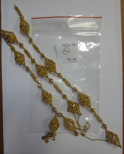 null Collier et bracelet articulés à motifs ajourés, en or jaune. Poids: 95 grs