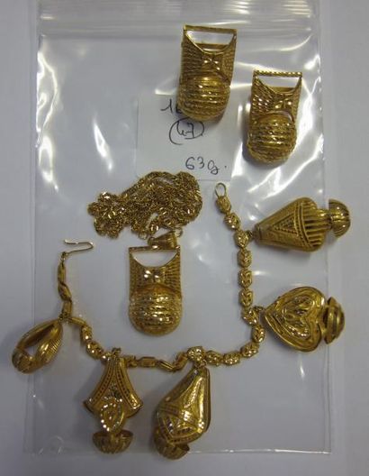 null Lot en or jaune: bracelet, breloques, boucles d'oreilles et chaînette Poids:...