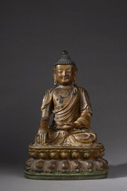 CHINE - Époque MING (1368-1644), XVe/XVIe siècle Statuette du bouddha Sakyamuni en...