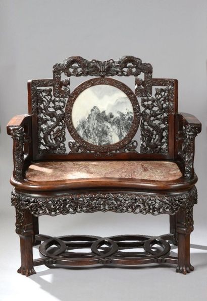 CHINE - Fin XIXe siècle Grand fauteuil en bois à décor sculpté et ajouré de vignes...