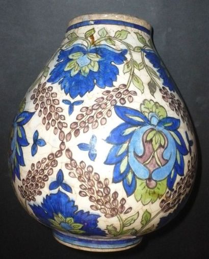 null Un vase balustre en faïence à décor de feuillages et fruits. Iran, art Qadjar....