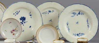 CHANTILLY Trois assiettes en porcelaine tendre à motifs de vannerie en relief sur...