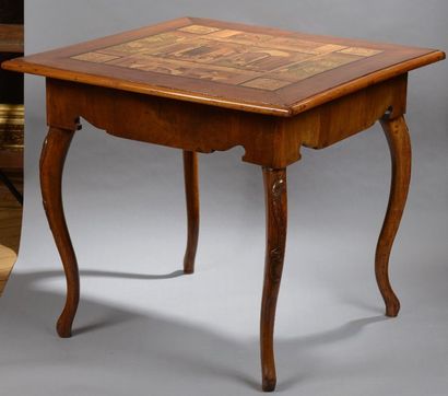 null Table carrée en bois naturel à décor marqueté de paysages en partie teintée,...
