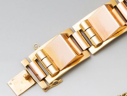 null Petit bracelet «Tank» à décor géométrique en or de deux tons. Travail français,...