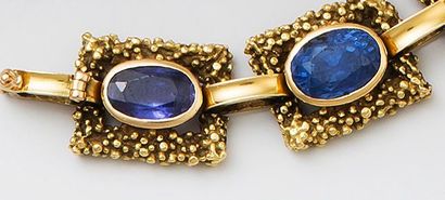 null Bracelet articulé en or jaune et décor de granulation, serti de sept saphirs...