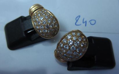 null Paire de boucles d'oreilles ovales en or jaune pavées de brillants. Poids brut:...