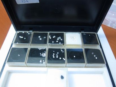 null Ecrin renfermant dix boîtes contenant des diamants principalement de taille...