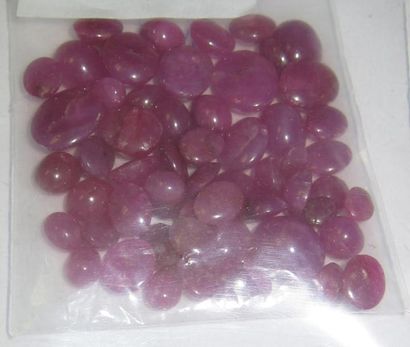 null Lot de petits rubis cabochons sur papier. Poids: 190,84 cts