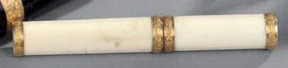 null Petit étui cylindrique en ivoire cerclé d'or jaune gravé. Fin du XVIIIe siècle....