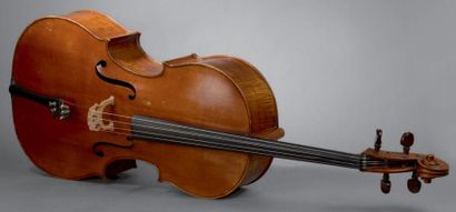 null Violoncelle portant étiquette: «Léon Bernardel / Luthier à Paris». Année: 1920...
