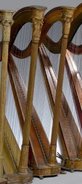 null Harpe de COUSINEAU XIXe siècle Le chapiteau présente un décor de têtes égyptiennes...