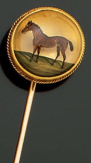 null Épingle de cravate en or ornée d'un fixé sous verre représentant un cheval à...