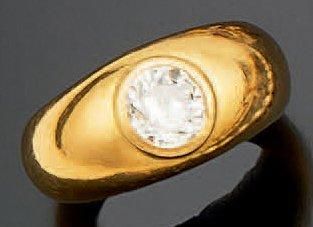 null Bague bandeau en or jaune ornée d'un diamant taille ancienne serti clos, env....