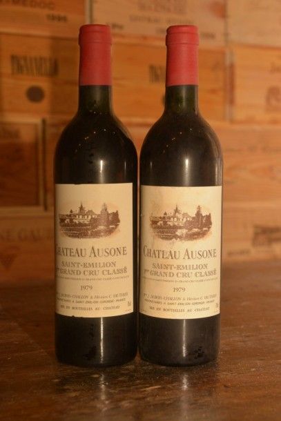 null 2 Bouteilles Château Ausone 1979, niveau légèrement bas, 1 étiquette très légèrement...