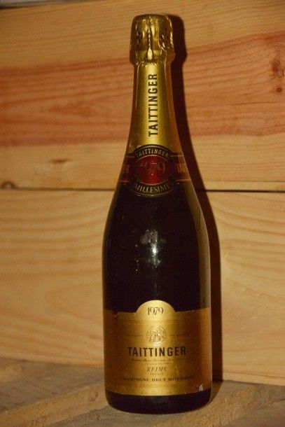 null 1 Bouteille Champagne Taittinger Brut 1979, étiquette légèrement tachée, légèrement...