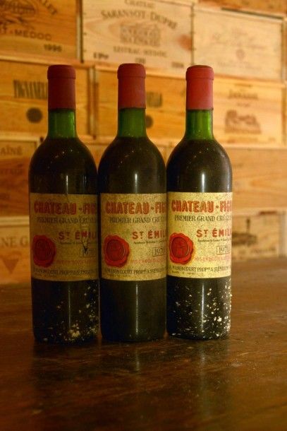 null 3 Bouteilles Château Figeac 1970, niveaux: bas goulot, étiquettes tachées, 1...