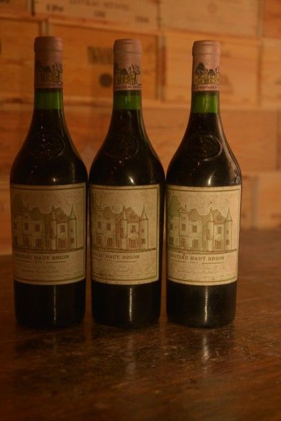 3 Bouteilles Château Haut-Brion 1975, étiquettes...